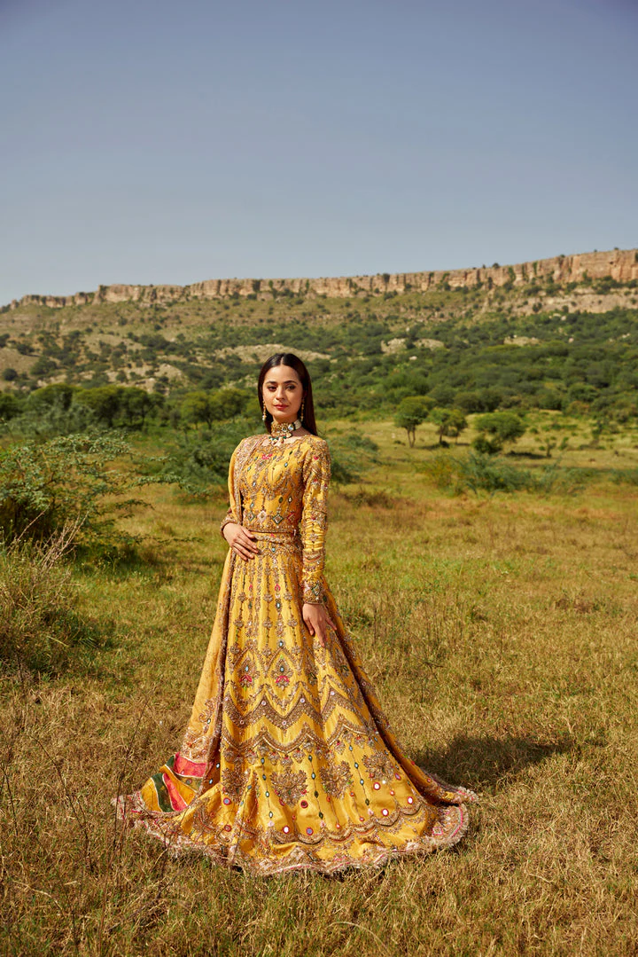 RoyalBridalWeddingDressinYellowLehengaCholiStyle_720x